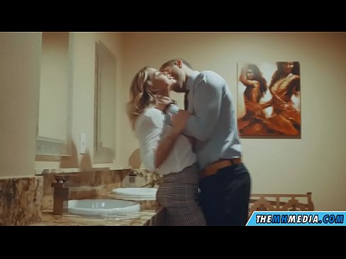 ❤️ Wakati blonde mwenye busty anakutongoza kwenye choo cha umma ❤❌ ❤